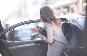 ep una mujer entra en un uber