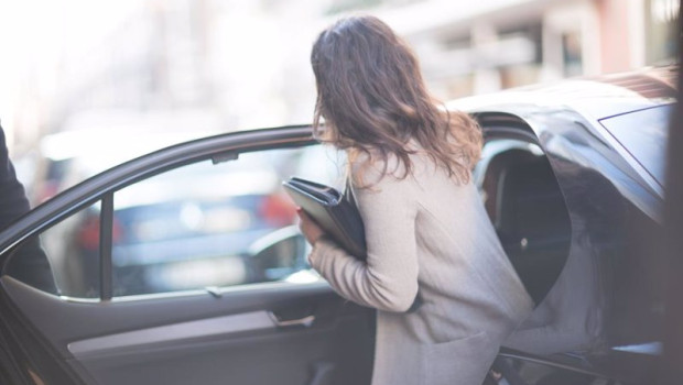 ep una mujer entra en un uber