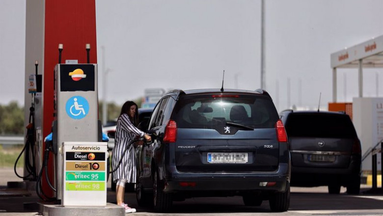 Eduardo Parra - Europa Press ep una mujer repostando en una gasolinera a 12 de mayo de 2022 en madrid espana el precio medio de