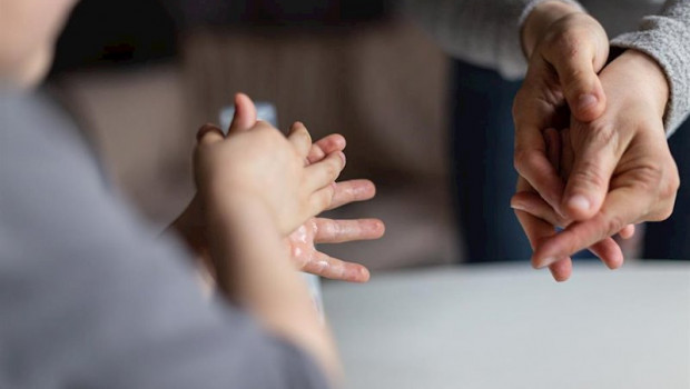 ep una mujer y su hijo se desinfectan las manos