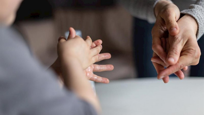 ep una mujer y su hijo se desinfectan las manos