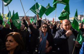 ep varias personas durante una protesta de agricultores y ganaderos frente al ministerio de