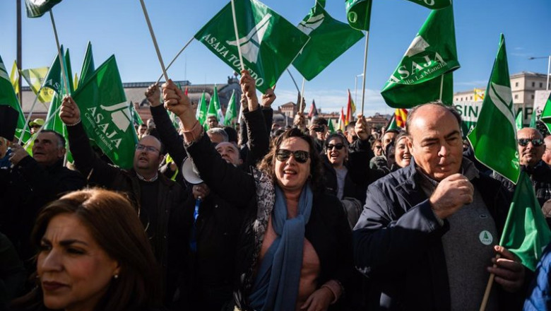ep varias personas durante una protesta de agricultores y ganaderos frente al ministerio de ep varias personas durante una protesta de agricultores y ganaderos frente al ministerio de