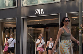 ep varias personas pasan delante de una tienda zara