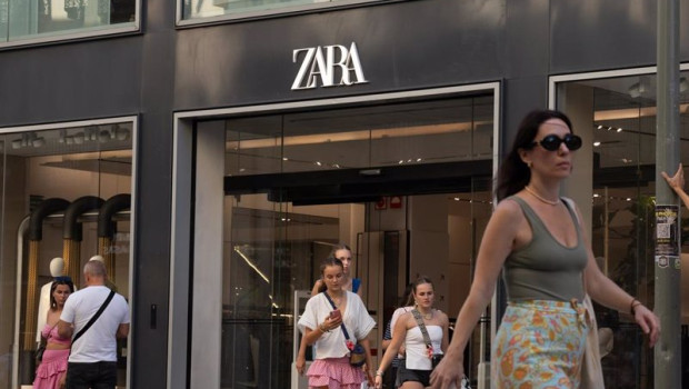 ep varias personas pasan delante de una tienda zara