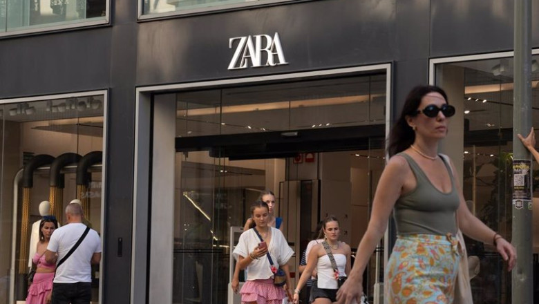 ep varias personas pasan delante de una tienda zara ep varias personas pasan delante de una tienda zara