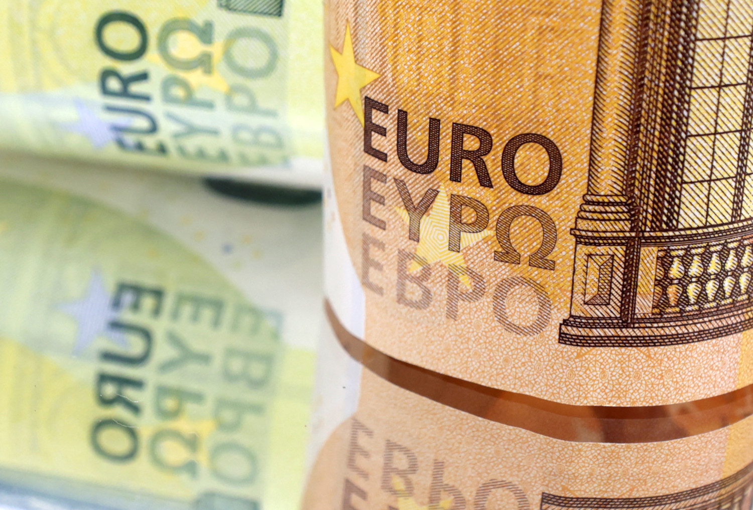 El euro se toma un respiro tras máximos de casi un mes, aupado por el Bundesbank