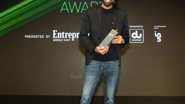 1 mani thawani ceo y fundador de mundo crypto con el premio