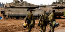 des soldats israeliens passent devant des chars pres de la frontiere avec gaza des soldats israeliens passent devant des chars pres de la frontiere avec gaza