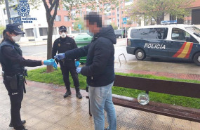 ep agentes de la policia nacional paran a un ciudadano para levantar un acta con propupesta de