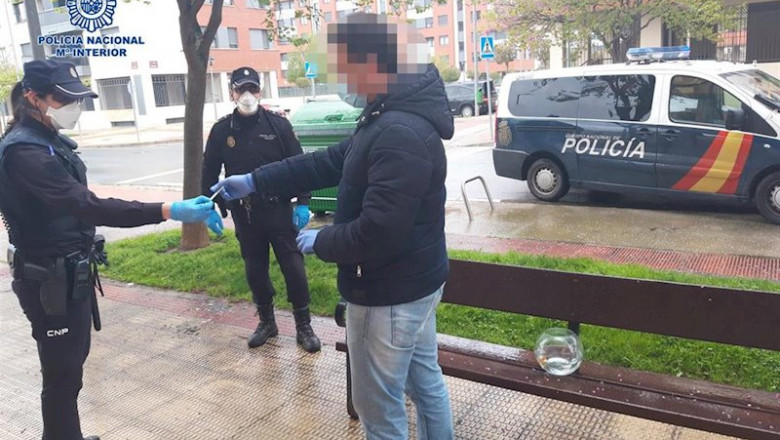 Agentes de la Policía Nacional paran a un ciudadano para levantar un acta con propupesta de sanción por incumplir las limitaciones del estado de alarma | POLICÍA NACIONAL ep agentes de la policia nacional paran a un ciudadano para levantar un acta con propupesta de