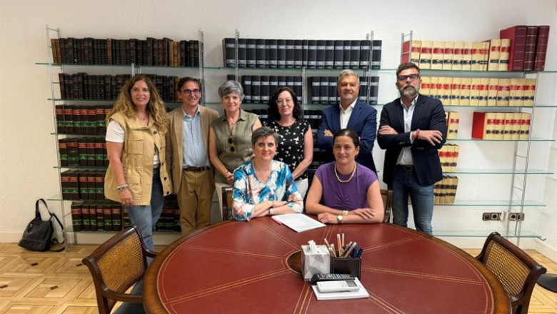 ep archivo   ceav y valorian firman el acuerdo el pasado mes de junio para una subida salarial del 3