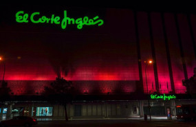 ep archivo   centro comercial del el corte ingles iluminado de rosa para concienciar sobre el cancer