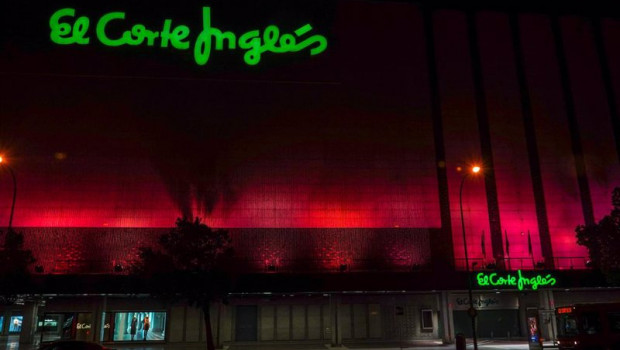 ep archivo   centro comercial del el corte ingles iluminado de rosa para concienciar sobre el cancer