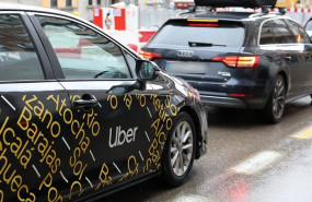 ep archivo coche uber circula por una calle ep archivo coche uber circula por una calle