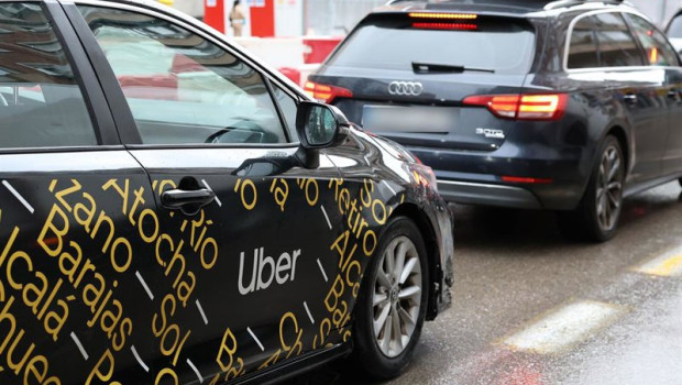ep archivo   coche uber circula por una calle