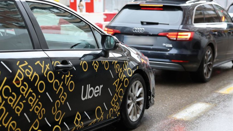 ep archivo   coche uber circula por una calle