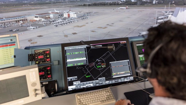 ep archivo   controlador aereo de enaire en la torre de control de palma