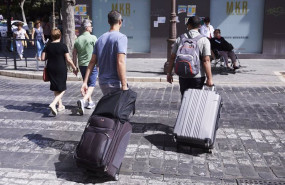 ep archivo   dos turistas con maletas cruzan un paso de peatones a 21 de junio de 2022 en sevilla