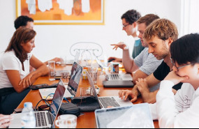 ep archivo   jovenes trabajando con ordenadores