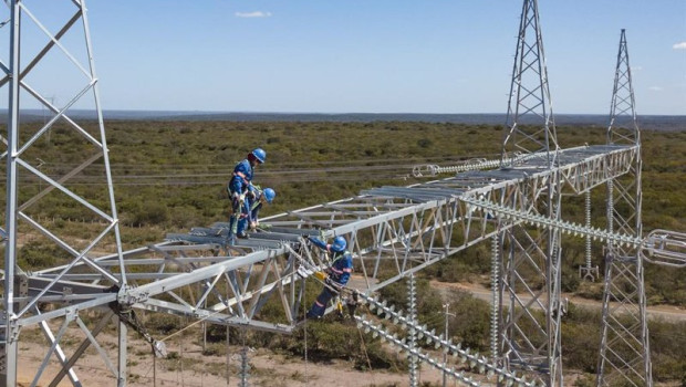 ep archivo   operarios del grupo elecnor trabajando