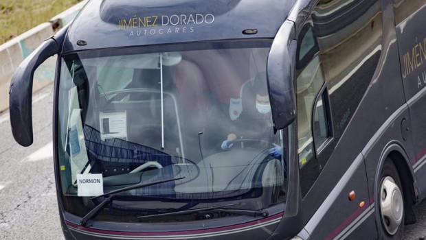 ep archivo   un conductor de autobus totalmente protegido conduce por una carretera madrilena