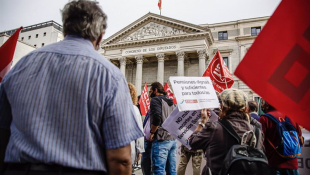 ep archivo   un grupo de pensionistas se reune frente al congreso de los diputados durante una