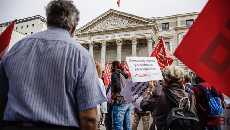 Archivo - Un grupo de pensionistas se reúne frente al Congreso de los Diputados durante una concentración convocada por CCOO y UGT con motivo del Día Internacional de las personas mayores, a 1 de octubre de 2021 | Carlos Luján - Europa Press - Archivo ep archivo un grupo de pensionistas se reune frente al congreso de los diputados durante una