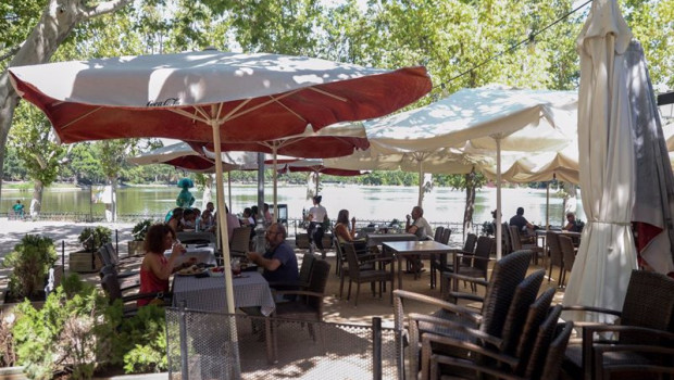 ep archivo   varias personas disfrutan de la hosteleria en las terrazas de las inmediaciones del