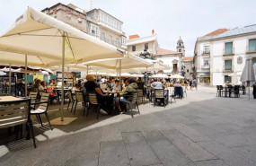 ep archivo   varias personas en una terraza de vigo a 26 de junio de 2021 en pontevedra galicia