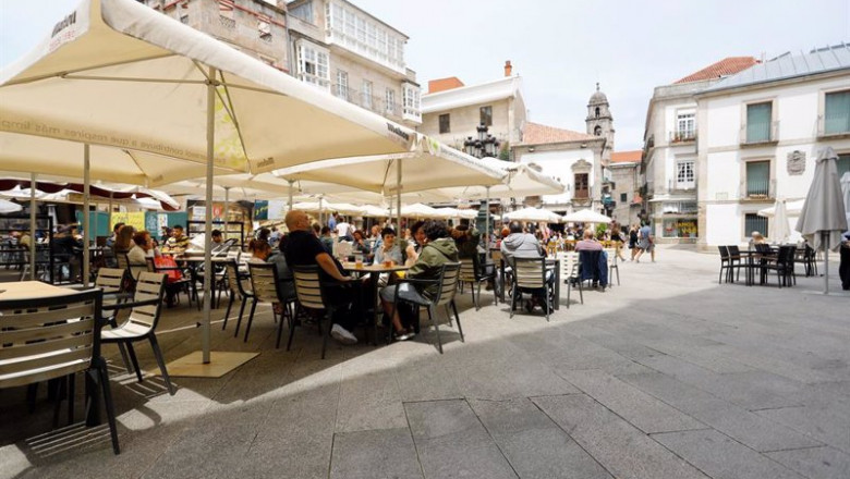 ep archivo   varias personas en una terraza de vigo a 26 de junio de 2021 en pontevedra galicia