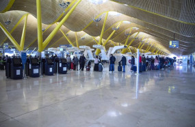 ep archivo   varias personas hacen cola en el aeropuerto adolfo suarez madrid barajas