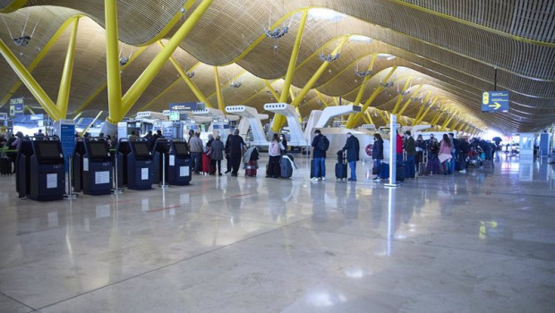 ep archivo   varias personas hacen cola en el aeropuerto adolfo suarez madrid barajas