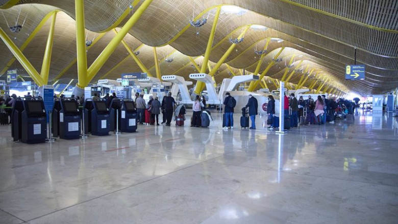 ep archivo   varias personas hacen cola en el aeropuerto adolfo suarez madrid barajas