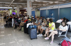 ep archivo - varios turistas esperan sentados con sus maletas en el aeropuerto de palma baleares a
