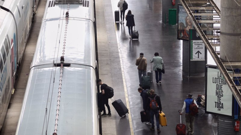Archivo - Viajeros con maletas suben a un tren en la Estación Puerta de Atocha, a 13 de abril de 2022, en Madrid (España). | Eduardo Parra - Europa Press - Archivo ep archivo viajeros con maletas suben a un tren en la estacion puerta de atocha a 13 de abril de
