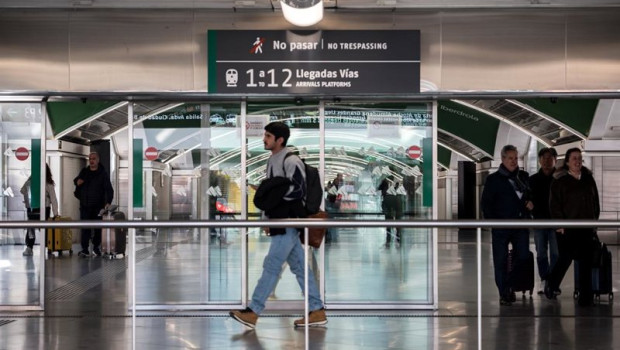 ep archivo   viajeros en la estacion de madrid puerta de atocha almudena grandes a 17 de febrero de