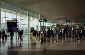 ep archivo   vista general de varios pasajeros en el aeropuerto de el prat