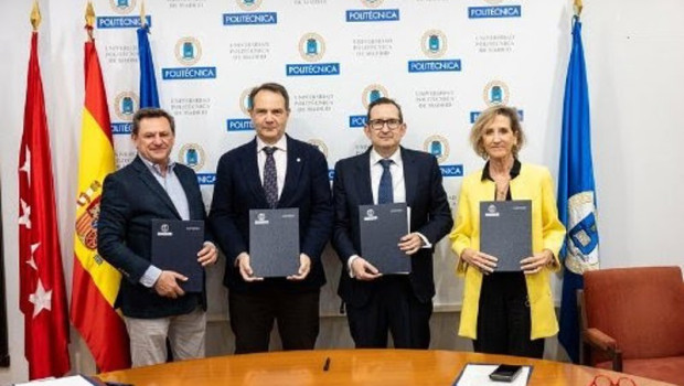 ep de izq a dcha jose manuel arnaiz ceo qoolnet oscar garcia suarez rector de la universidad