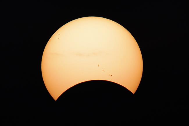 ¿Cómo y cuándo se podrá ver el eclipse solar parcial de este jueves en España?
