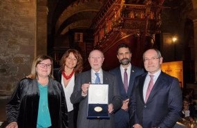 ep el ex director del centro de desarrollo tecnologico industrial paco marin posea con la medalla de ep el ex director del centro de desarrollo tecnologico industrial paco marin posea con la medalla de