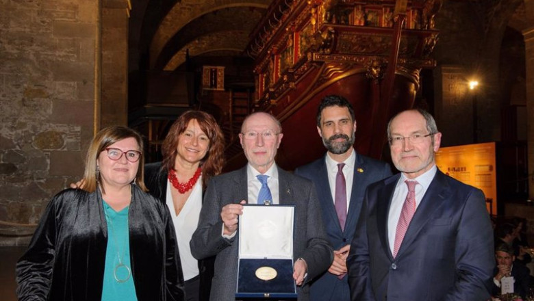 ep el ex director del centro de desarrollo tecnologico industrial paco marin posea con la medalla de ep el ex director del centro de desarrollo tecnologico industrial paco marin posea con la medalla de