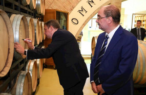 ep el presidente de aragon y el ministro de agricultura participan en el 75 aniversario de bodegas