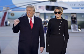 ep el presidente de los estados unidos donald trump hace un gesto al llegar con la primera dama