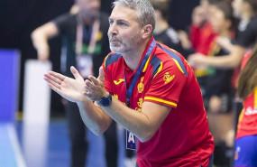 ep el seleccionador espanol de balonmano femenino carlos viver durante un partido