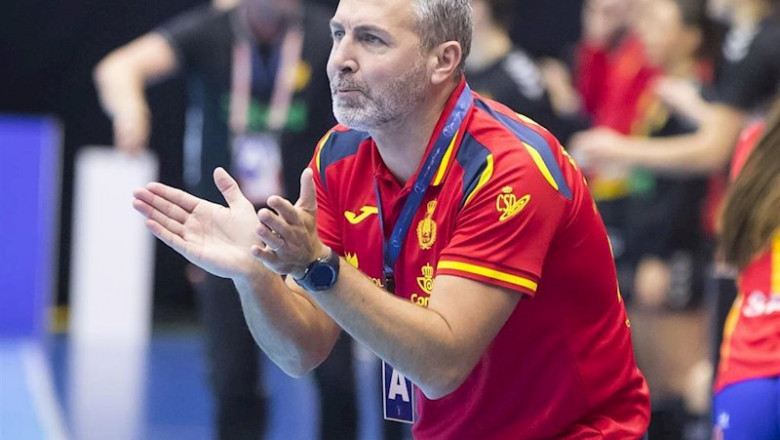 ep el seleccionador espanol de balonmano femenino carlos viver durante un partido ep el seleccionador espanol de balonmano femenino carlos viver durante un partido