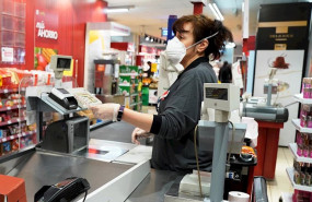 ep empleado con mascarilla por coronavirus en un supermercado