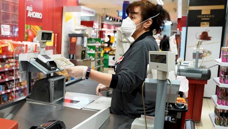 Empleado con mascarilla por coronavirus en un supermercado | DIA - Archivo ep empleado con mascarilla por coronavirus en un supermercado