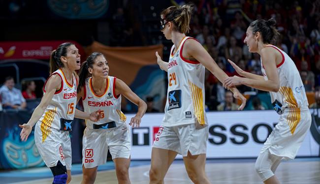 España celebra una canasta en el Mundial de Tenerife | ALBERTO NEVADO / FEB ep espana celebracanastamundialtenerife