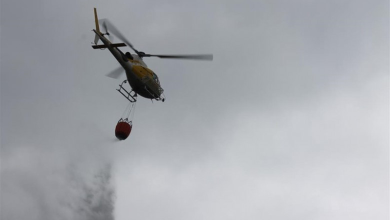ep helicoptero de extincion realizando descarga